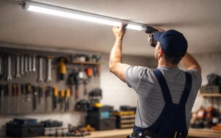 electricien-tube-led-plafond-outils