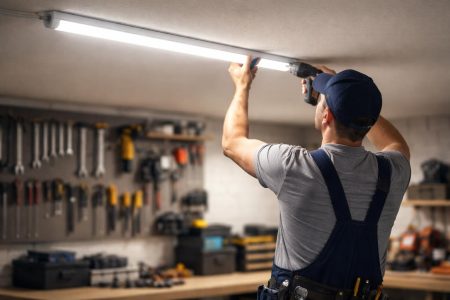 electricien-tube-led-plafond-outils
